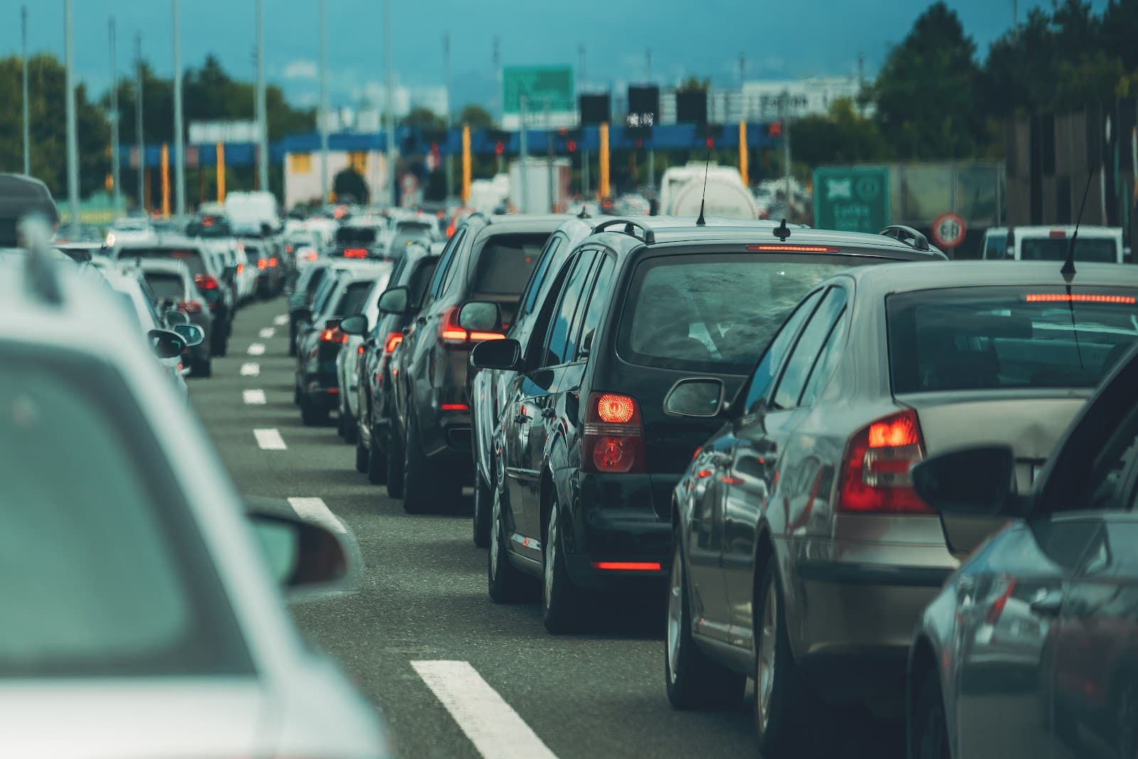 Tráfego intenso de veículos em rodovia movimentada durante o dia.