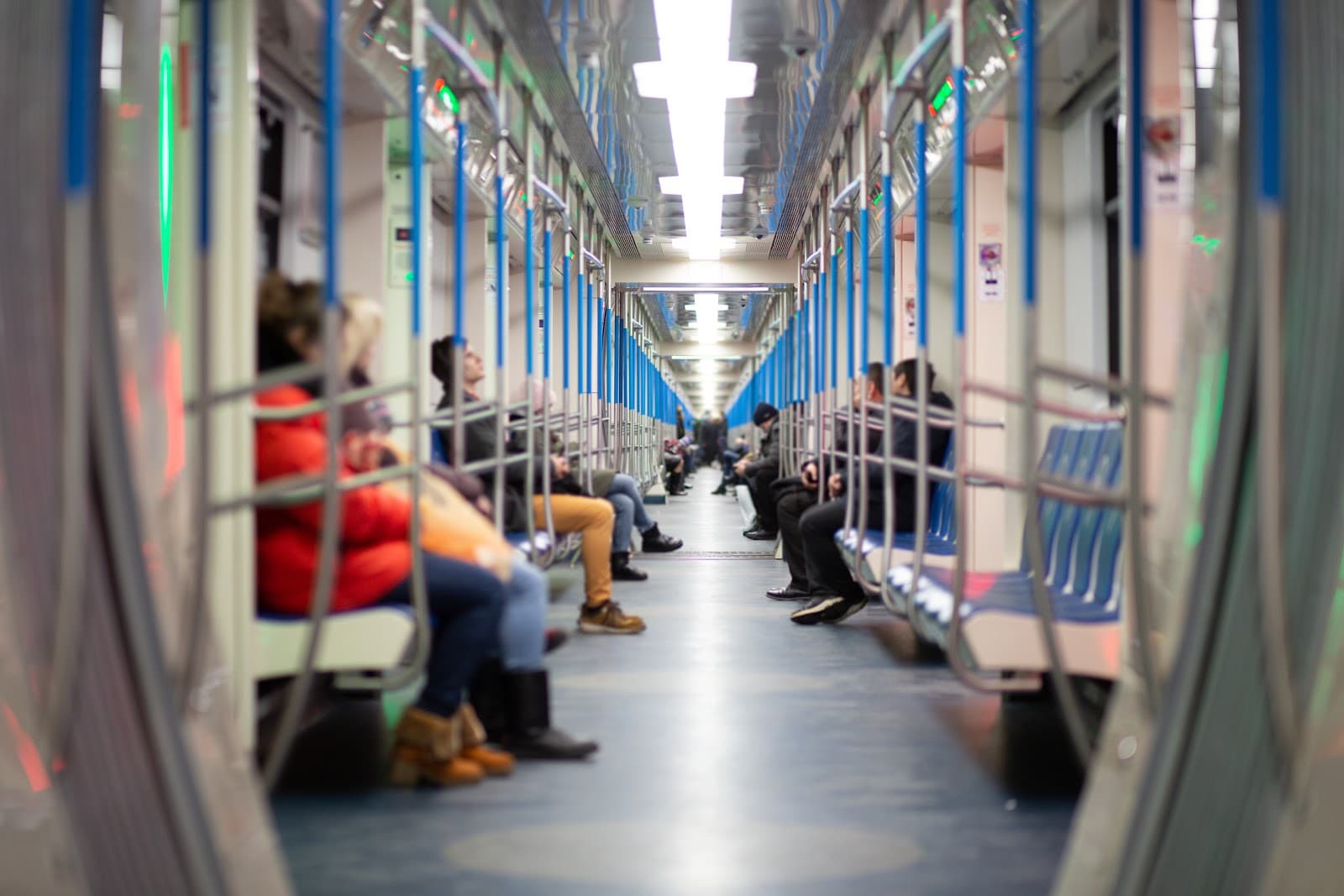 Passageiros viajam no interior de um trem moderno de metropole.