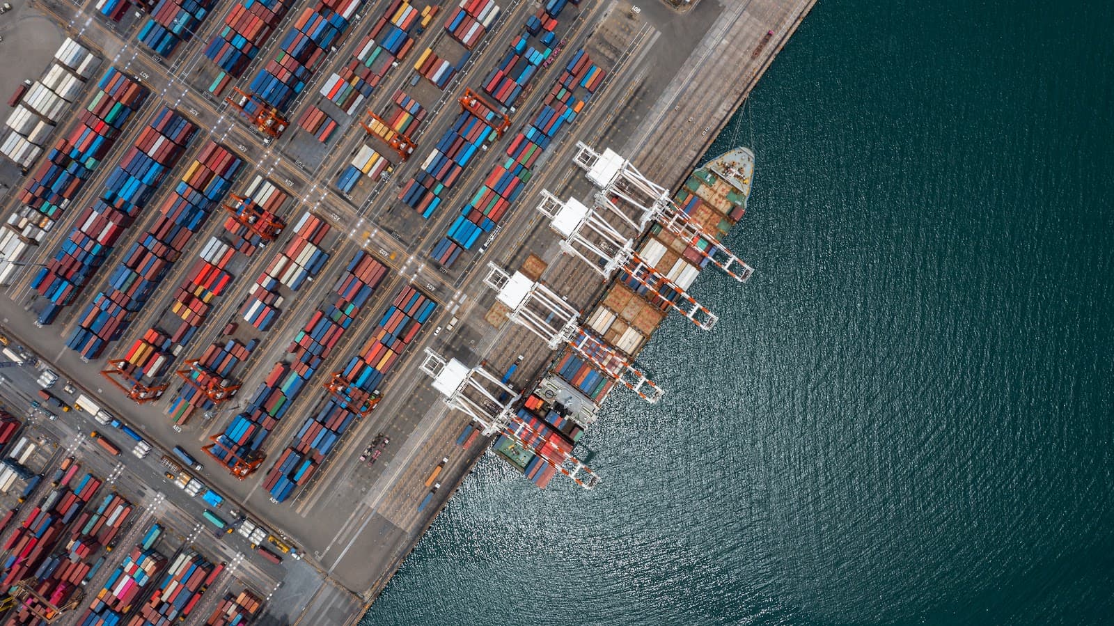 Vista aérea superior de navio cargueiro com contêineres coloridos no mar