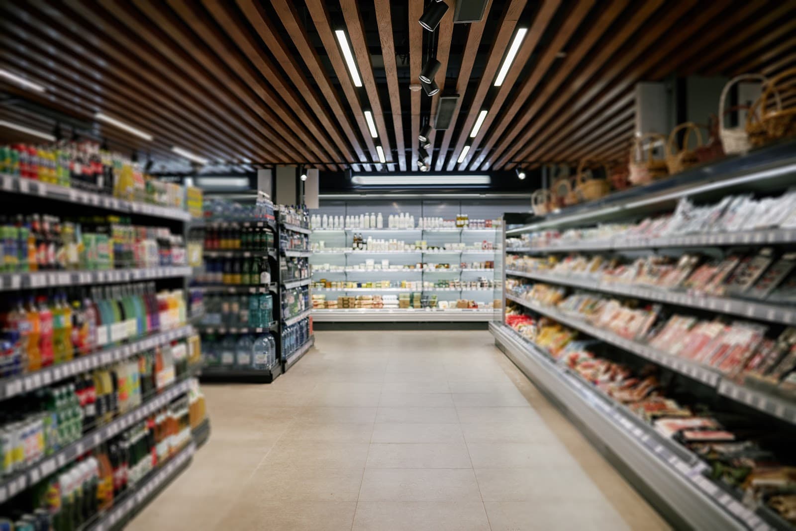 Corredor vazio de mercado com prateleiras cheias de produtos e alimentos