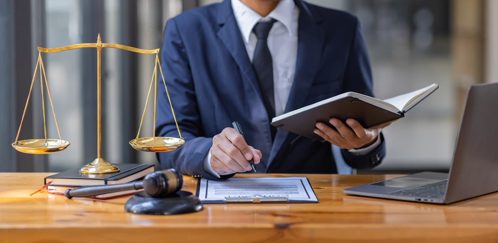 Homem trabalha em escritorio de advocacia com documentos