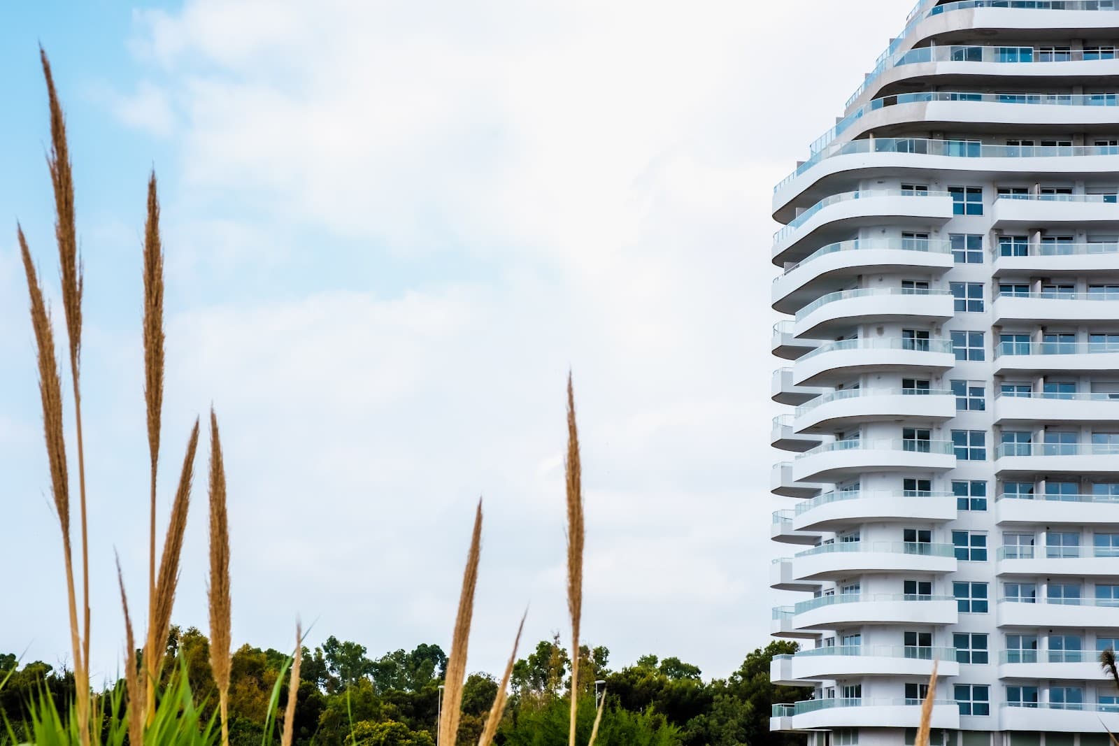 Fachada de edificio moderno recem construido com grandes varandas em area urbana