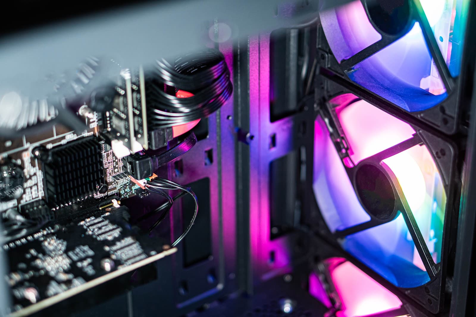 Componentes de computador iluminados com tons eletricos em ambiente interno