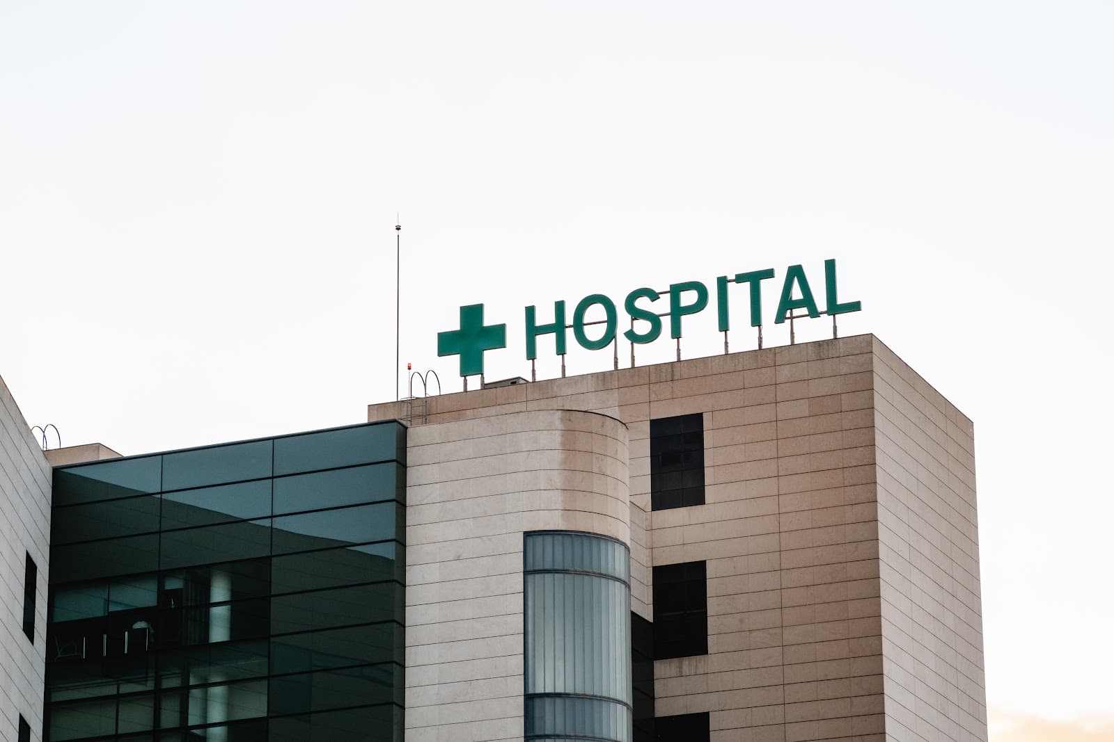 Placa com a identificacao de hospital na fachada de uma unidade de saude