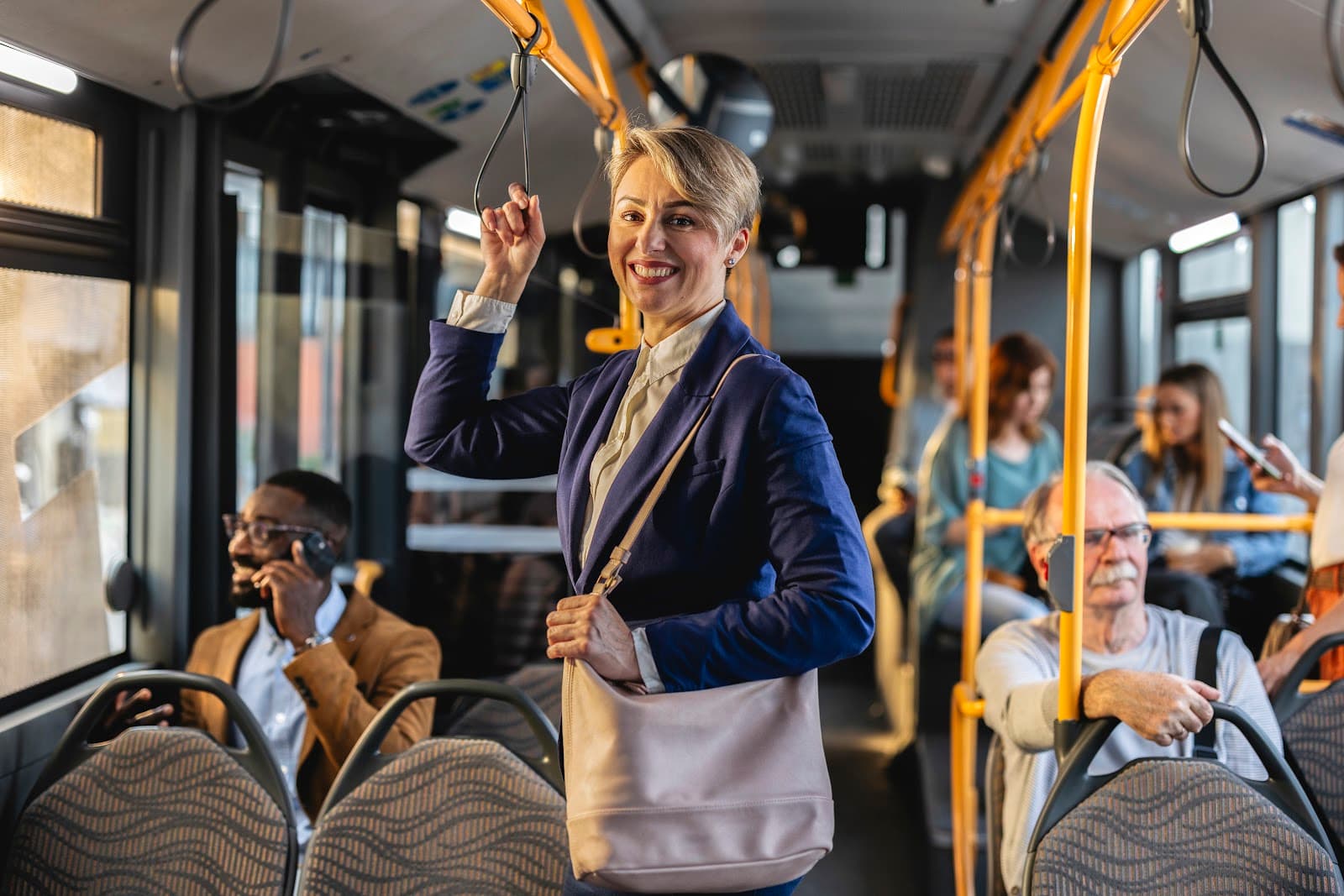 Mulher sorridente utilizando transporte público em ônibus urbano durante o dia