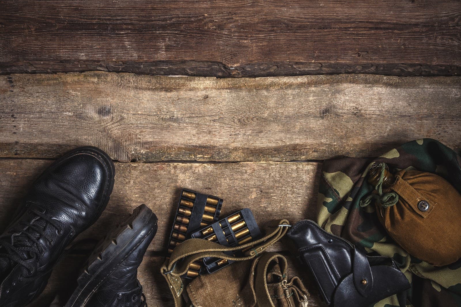 Uniforme militar com coldre e pistola