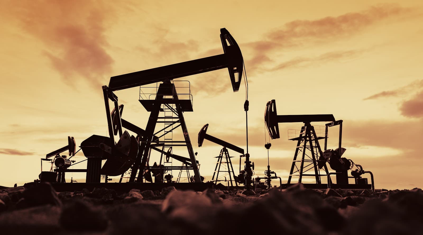 Bombas de óleo operando ao entardecer para produção de energia