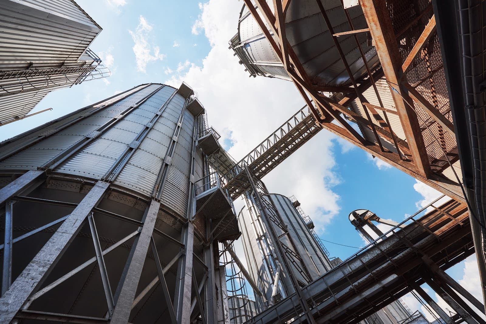 Silos e estrutura externa de armazenamento em área industrial.