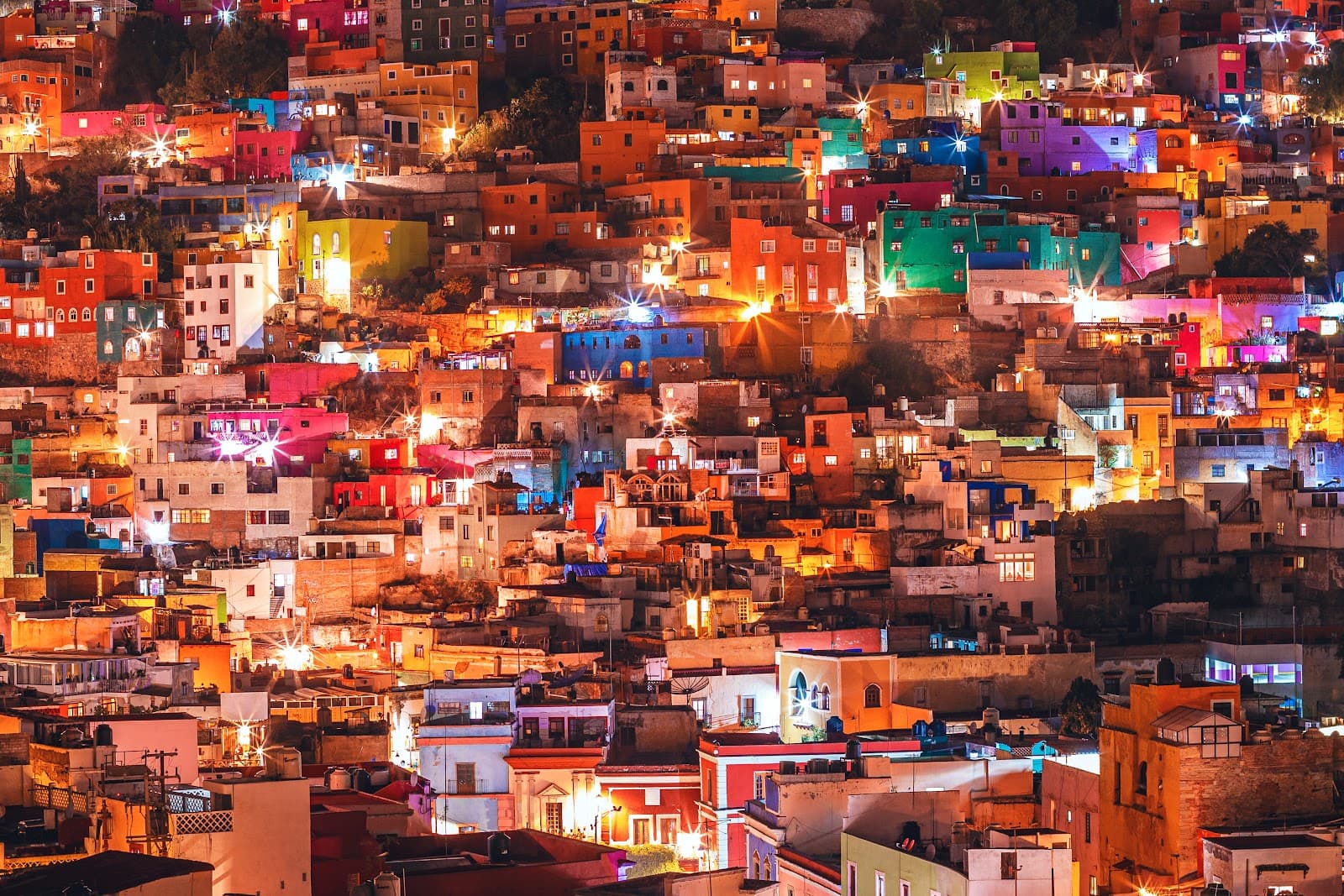 Arquitetura urbana iluminada à noite em grande cidade.
