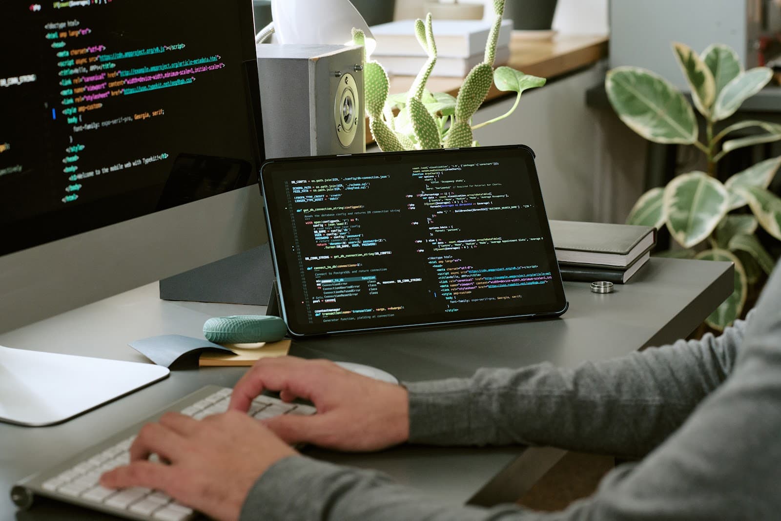 Computador e tablet sobre mesa de escritório moderno