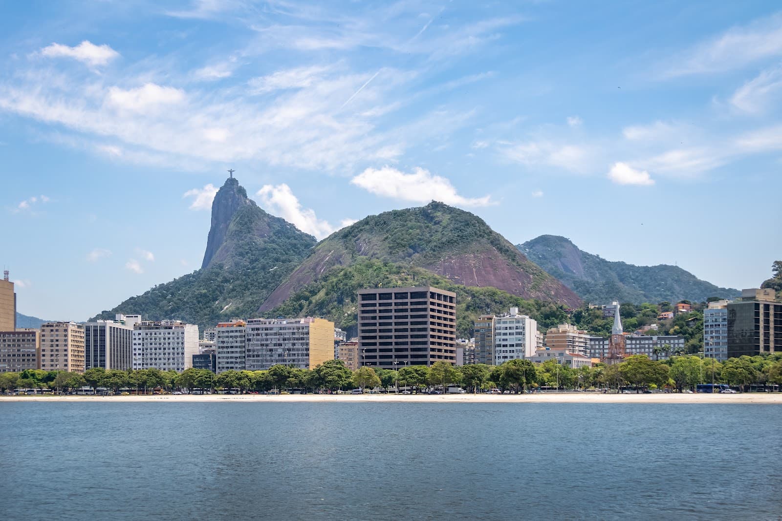 Vista panoramica da cidade do Rio de Janeiro com montanha ao fundo.