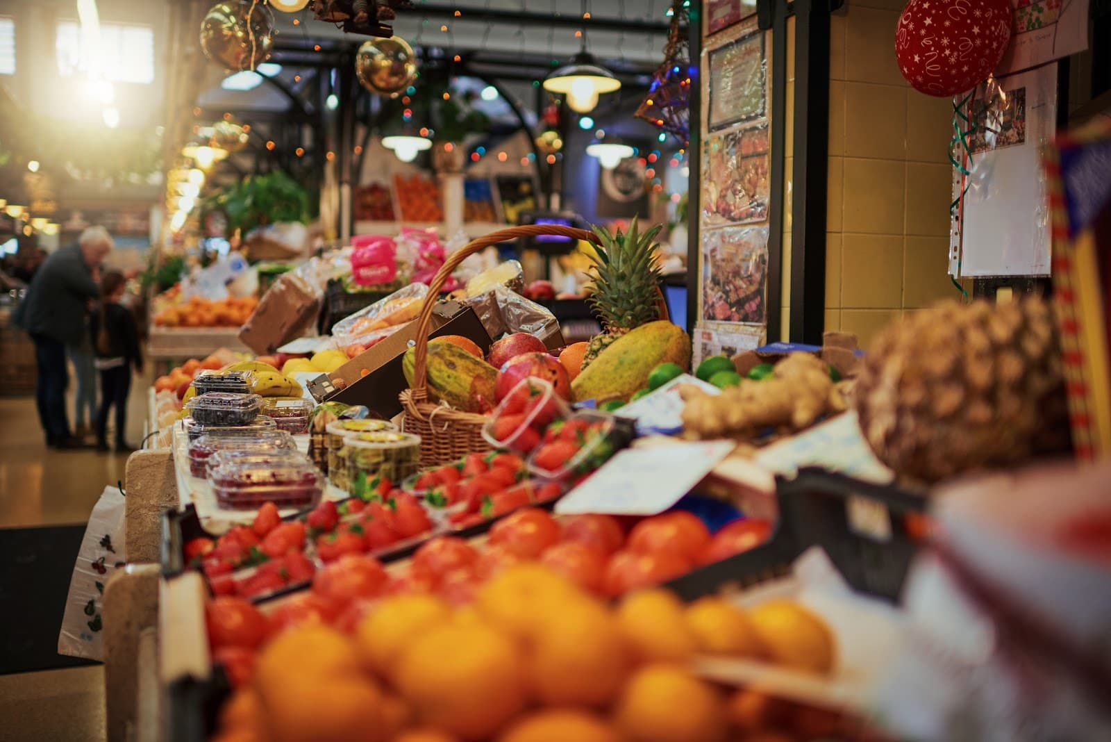 Banca de mercado com exposicao de frutas e legumes frescos.