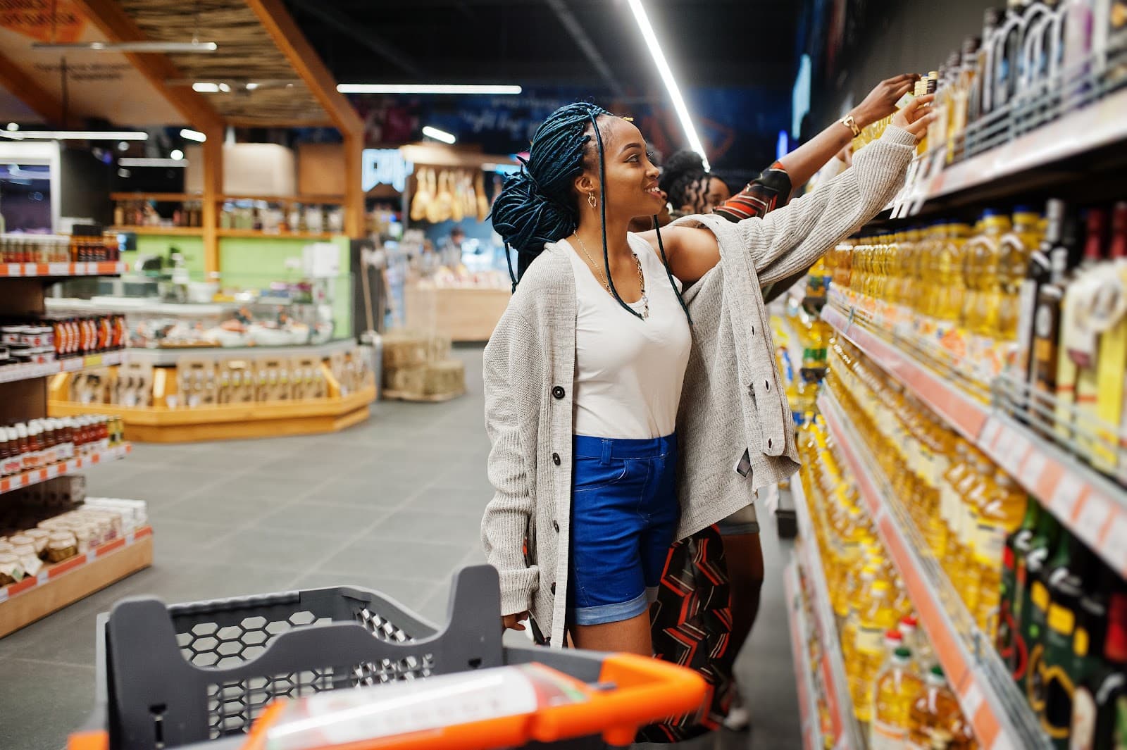 Mulheres escolhendo produtos em supermercado