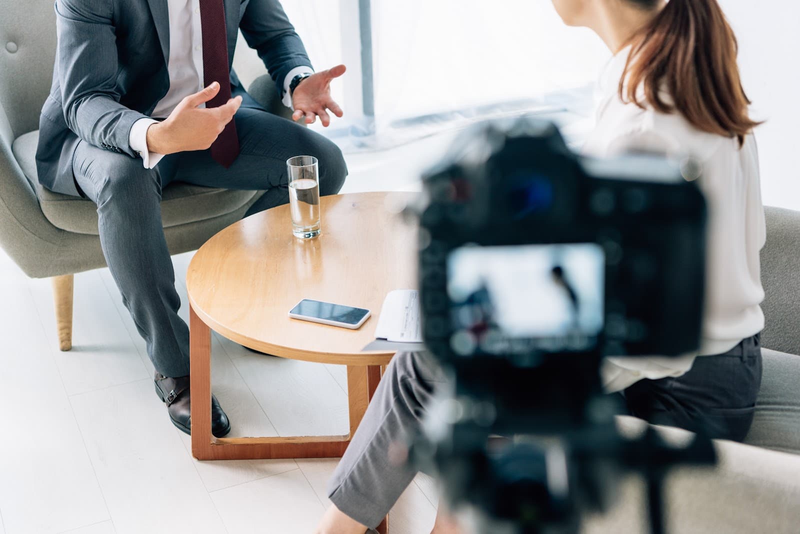 Reuniao de negocios em ambiente corporativo moderno com profissionais sentados a mesa