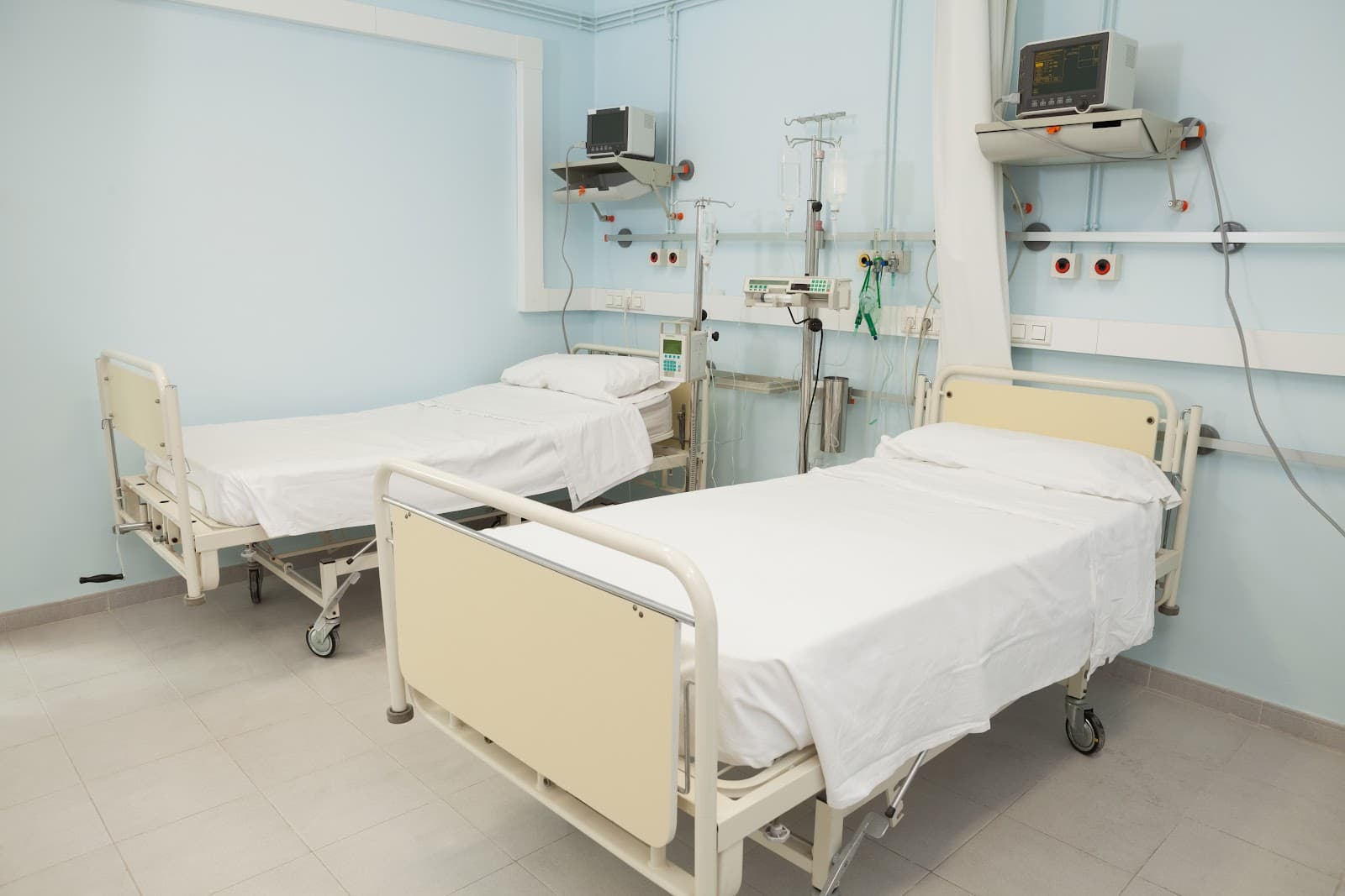 Quarto de hospital limpo com leitos e equipamentos medicos