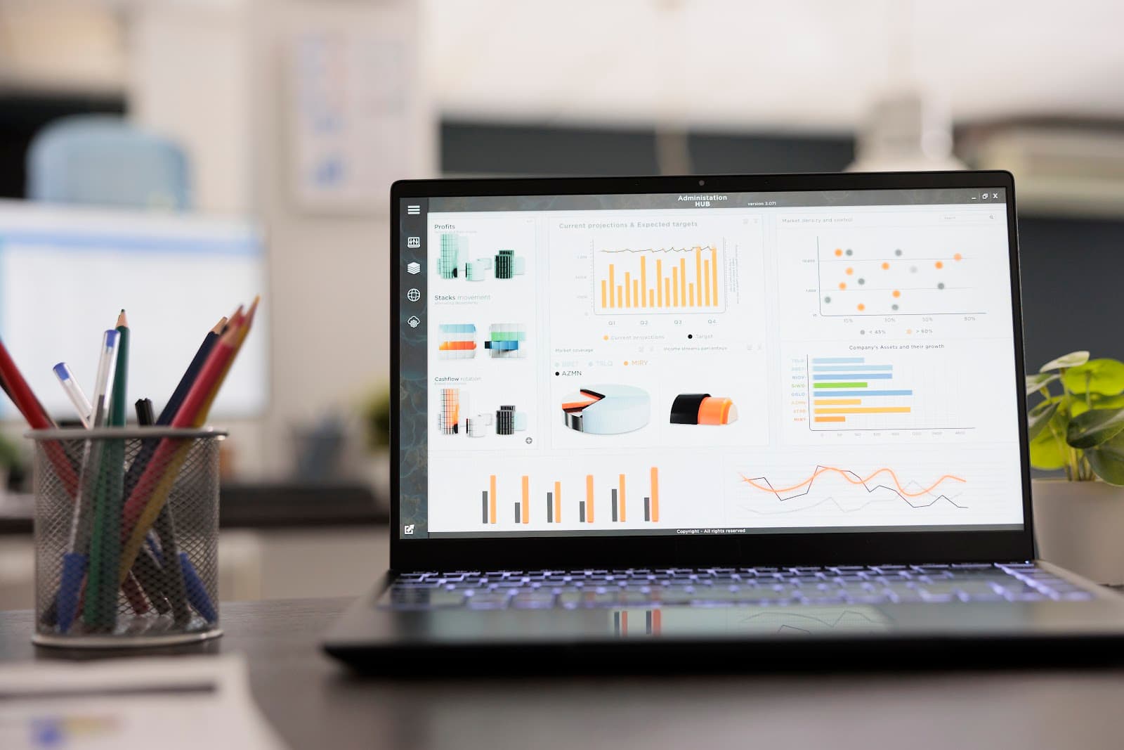 Notebook aberto com dados financeiros na tela sobre uma mesa de escritório.