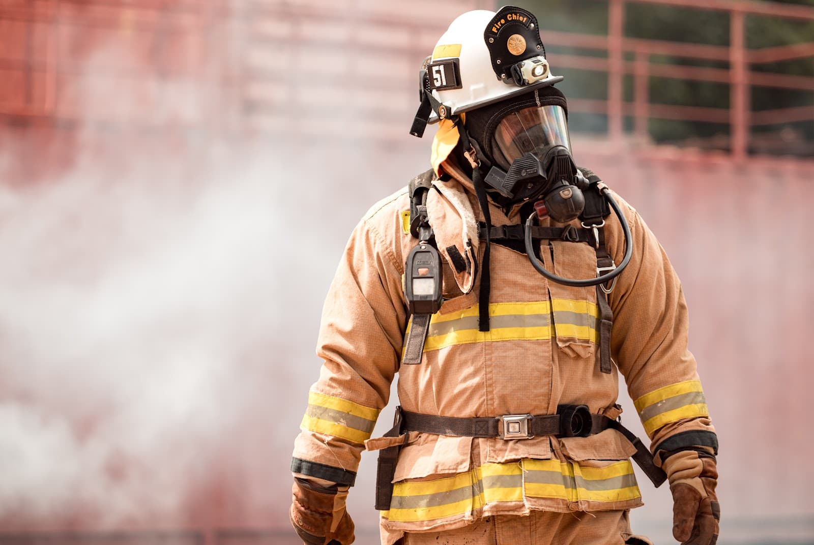 Bombeiro em equipamento de seguranca em area urbana