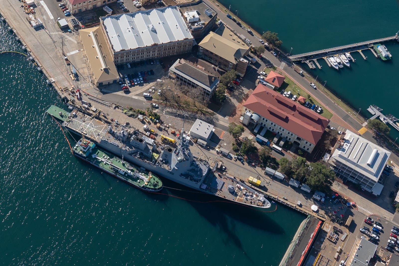 Vista aérea de navios ancorados em porto marítimo em dia ensolarado